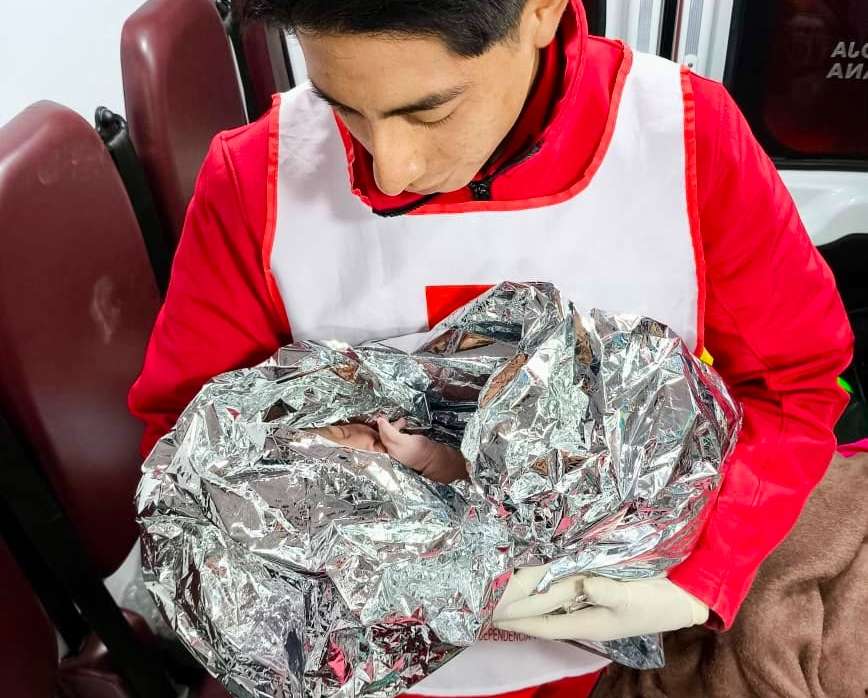 PARAMÉDICOS DE CRUZ ROJA MEXICANA EDOMEX RECIBEN CON ÉXITO A RECIÉN NACIDA EN LA AUTOPISTA TOLUCA–NAUCALPAN