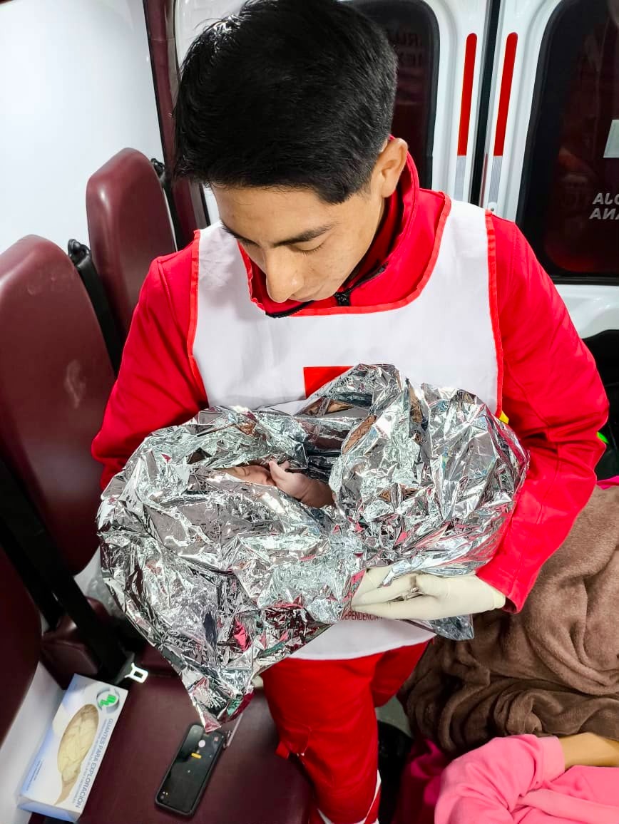 PARAMÉDICOS DE CRUZ ROJA MEXICANA EDOMEX RECIBEN CON ÉXITO A RECIÉN NACIDA EN LA AUTOPISTA TOLUCA–NAUCALPAN